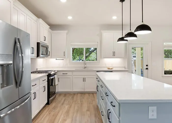 Spacious 3 Bedroom Near Beaches And Shopping *