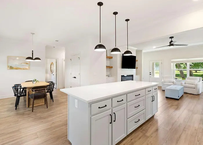 Spacious 3 Bedroom Near Beaches And Shopping *