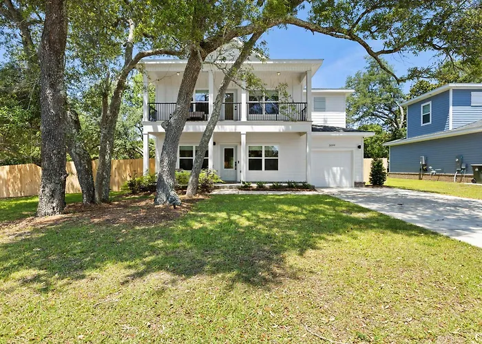Spacious 3 Bedroom Near Beaches And Shopping Holiday home *