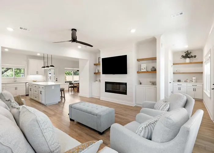 Spacious 3 Bedroom Near Beaches And Shopping *