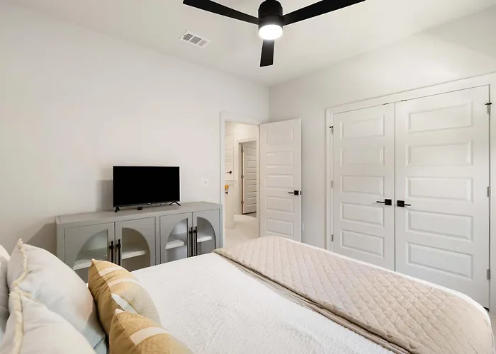 Spacious 3 Bedroom Near Beaches And Shopping * Pensacola