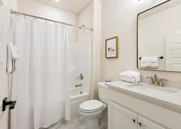 Spacious 3 Bedroom Near Beaches And Shopping Holiday home *