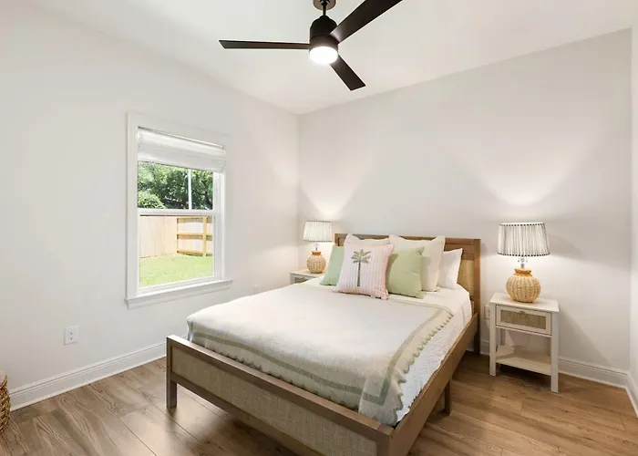Spacious 3 Bedroom Near Beaches And Shopping Holiday home Pensacola
