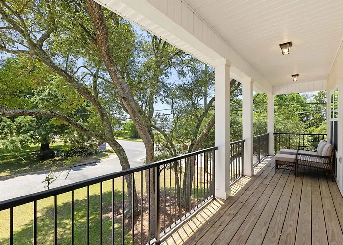 Spacious 3 Bedroom Near Beaches And Shopping