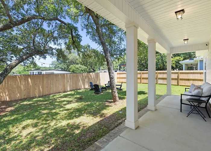 Spacious 3 Bedroom Near Beaches And Shopping Holiday home