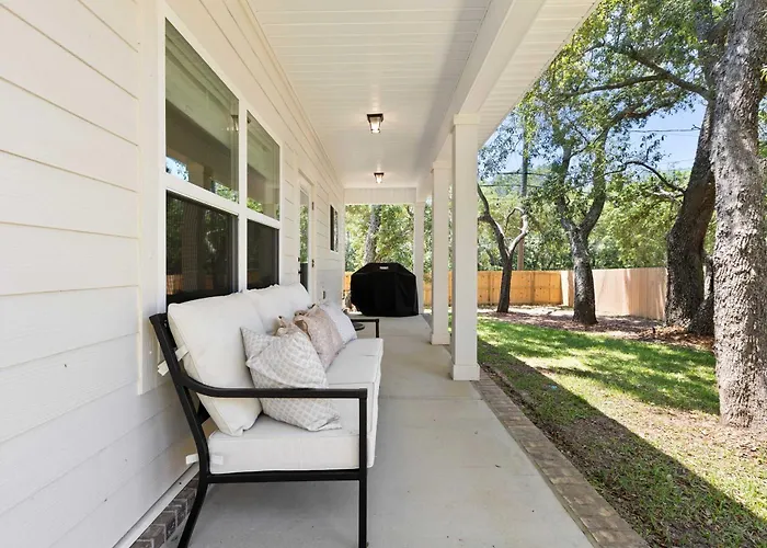 Spacious 3 Bedroom Near Beaches And Shopping